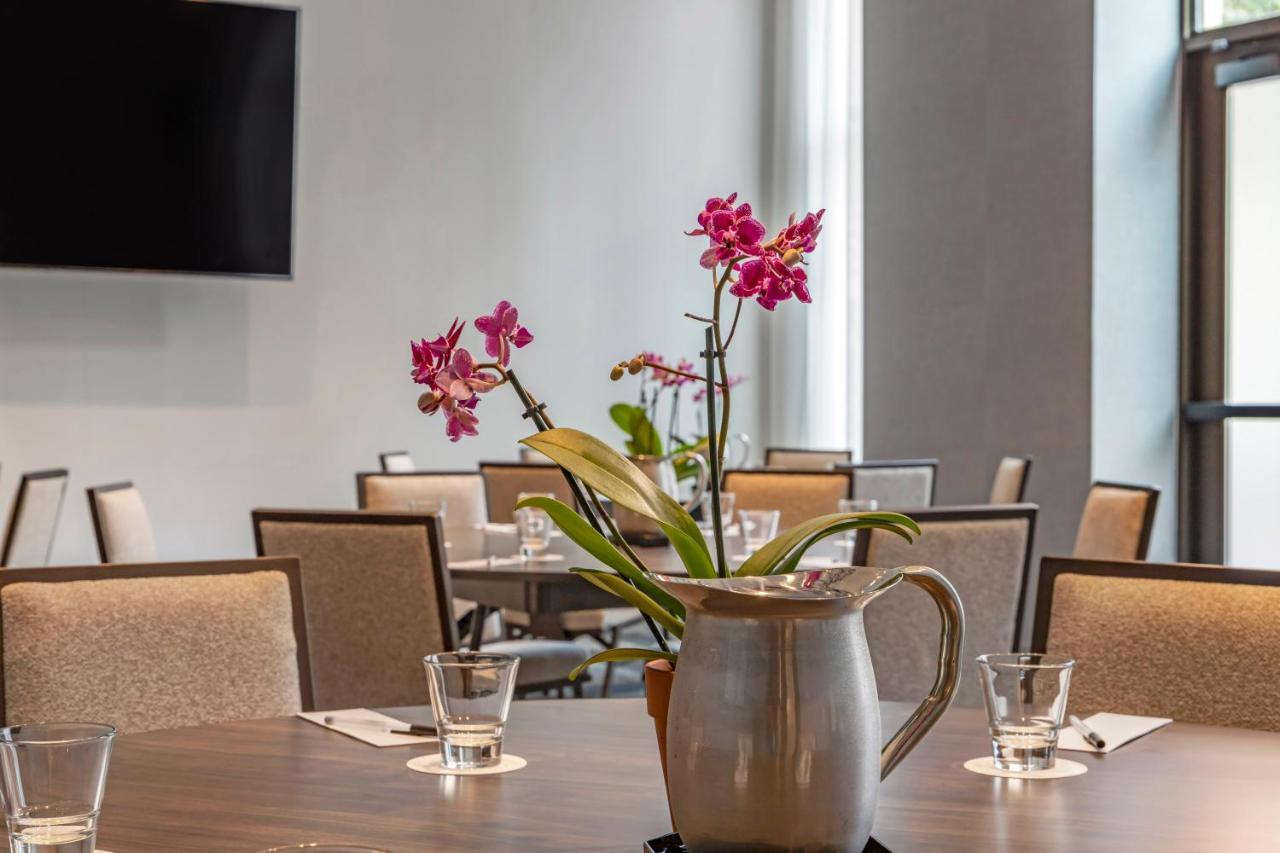 Cambria Hotel Savannah Downtown Historic District ภายนอก รูปภาพ